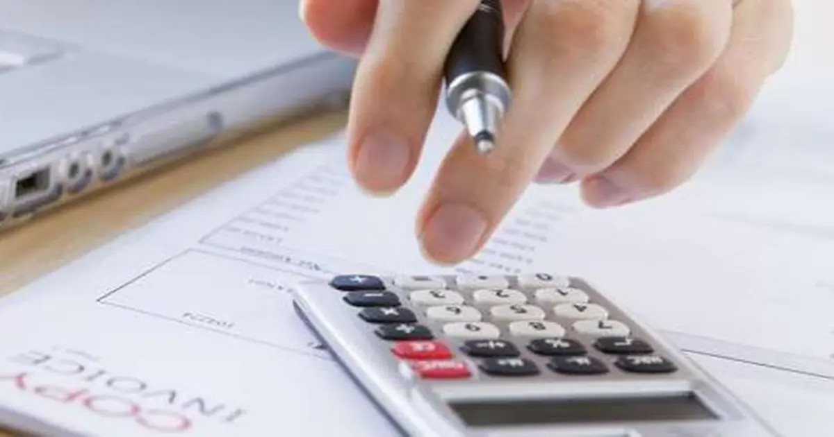 الإعفاء من ضريبة التصرفات العقارية صورة وثائق وعقد بيع مع آلة حاسبة وقلم تعكس مراجعة قيمة التصرف وحساب ضريبة التصرفات العقارية بدقة قبل إنهاء إجراءات البيع والسداد