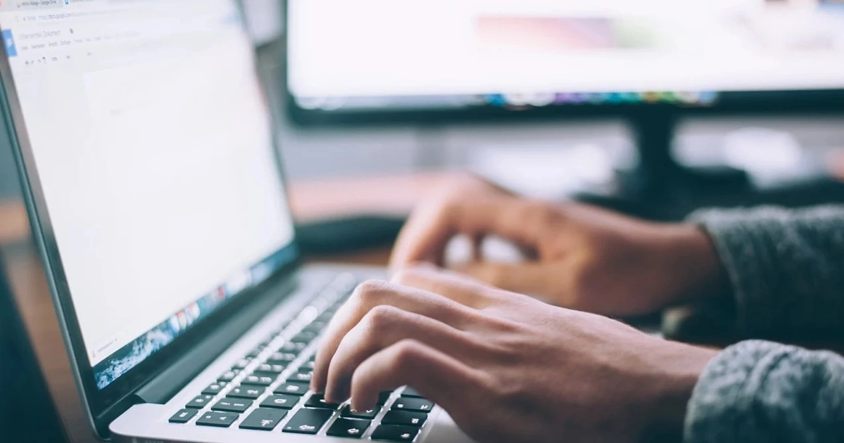 دليل قانوني لاستخراج تصريح العمل اون لاين في مصر وتجنب المخاطر القانونية