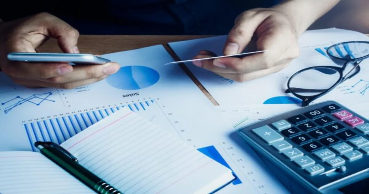 عقوبة عدم سداد ضريبة التصرفات العقارية يد تمسك بطاقات هوية مع أوراق عقود ومستندات وراثة لتوضيح الإعفاء من ضريبة التصرفات العقارية في مصر وشروطه والحالات المعفاة وخطوات إثبات الإعفاء رسميًا.