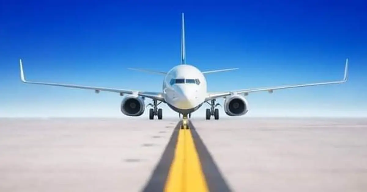 موقع استخراج تصريح السفر 2025 طائرة في المطار تعكس أهمية استخراج تصريح سفر مع متابعة الطلب برقم المتابعة واستكمال المستندات قبل موعد الرحلة لتفادي التعطيل