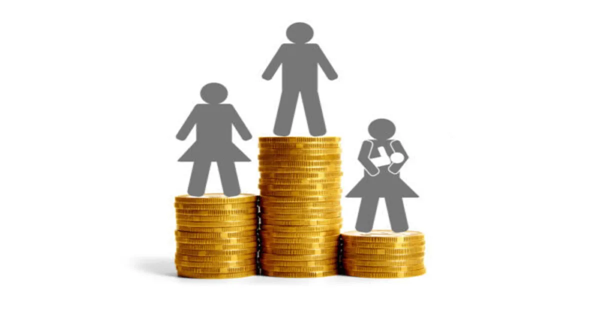 عملات معدنية تعبر عن التركة وحساب نصيب الزوجة في الميراث في مصر بين الربع والثمن وفق الشريعة والقانون قبل تقسيم الورث رسميًا.