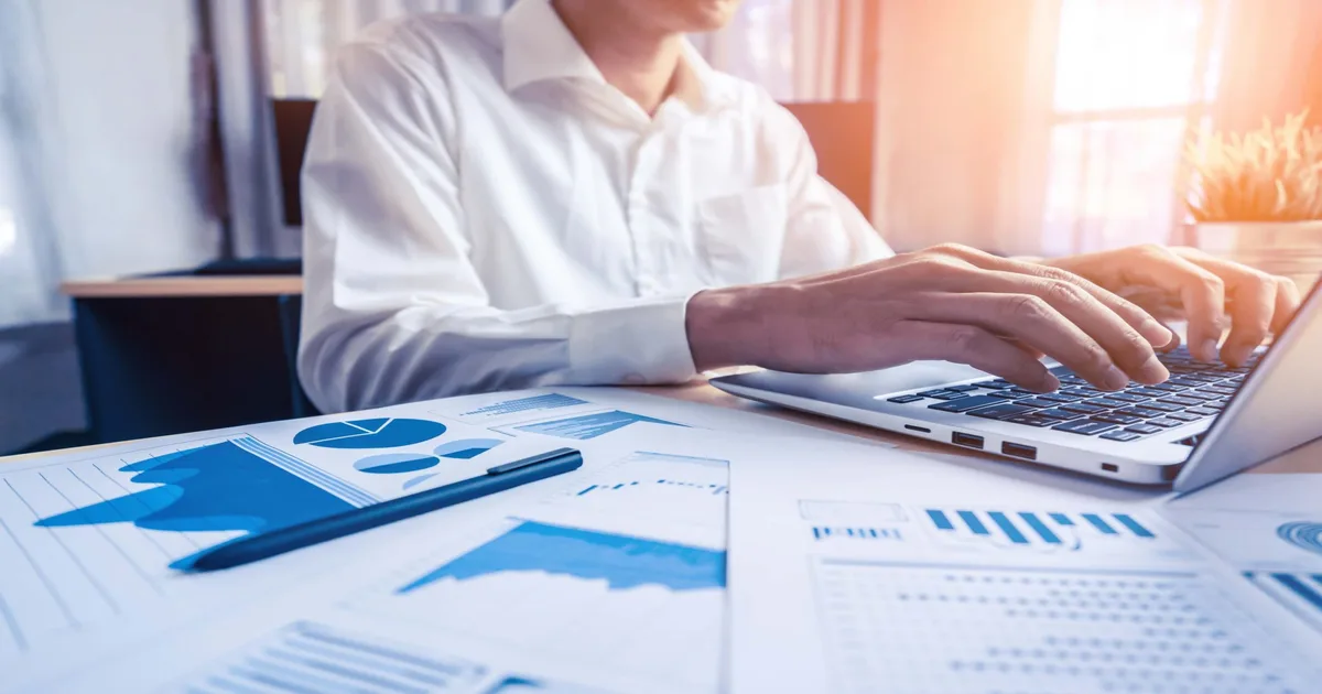 نموذج عقد إيجار شقة قانون جديد شخص يستخدم لابتوب ويجهز أوراق عقد إيجار في مصر مع مراجعة نموذج عقد ايجار جاهز للطباعة وملء بيانات الطرفين ووصف العين المؤجرة وتحديد الأجرة ومدة الإيجار