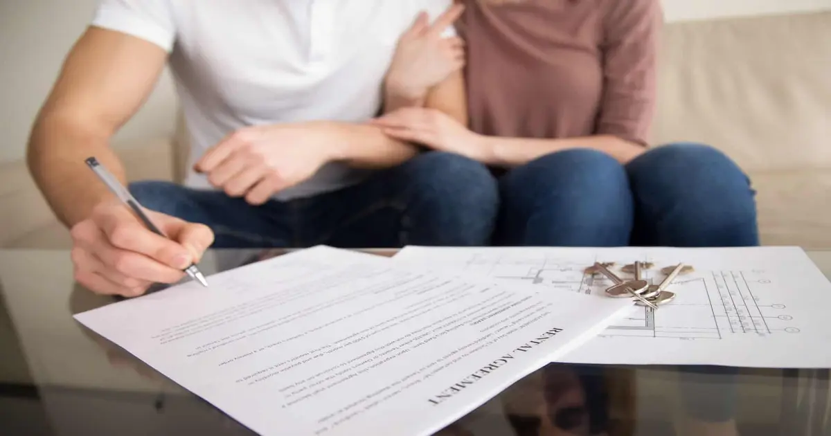 نموذج عقد إيجار شقة مفروشة PDF زوج وزوجة يوقعان عقد إيجار شقة موثق بالبيانات الأساسية داخل نموذج عقد ايجار شقة لتحديد المدة والأجرة وطريقة السداد وحفظ حقوق الطرفين