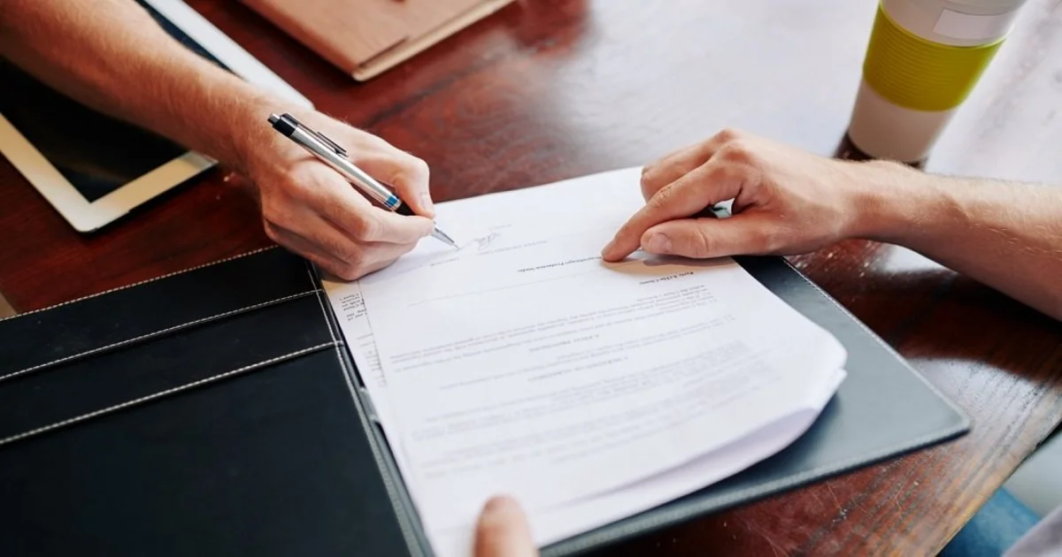 إتمام توقيع عقد إيجار شقة وتثبيت بيانات الأطراف ووصف الشقة قبل الاستلام والتسليم