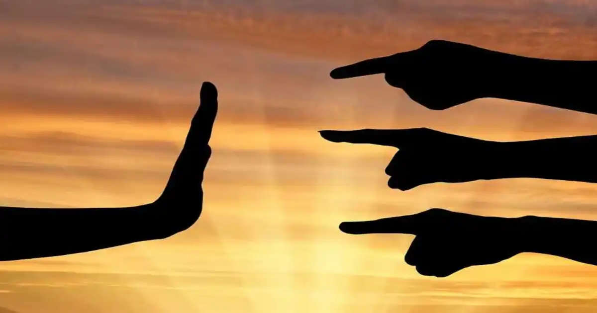 أسباب البراءة في السب والقذف أيدي على شكل سهم في إطار جريمة السب والقذف في القانون المصري للدلالة على توحيد الجهود لتوثيق الدليل واتخاذ الإجراءات القانونية الصحيحة والدفاع أمام الجهات المختصة.