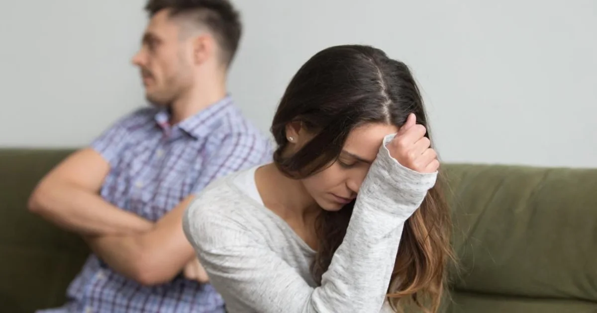 كل ما تريد معرفته عن انذار الطاعه رجل وامرأة في نزاع أسري حول إنذار الطاعة في مصر مع توضيح حق الاعتراض خلال ثلاثين يومًا وأهمية شروط مسكن الطاعة وصحة الإعلان وفق القانون المصري.