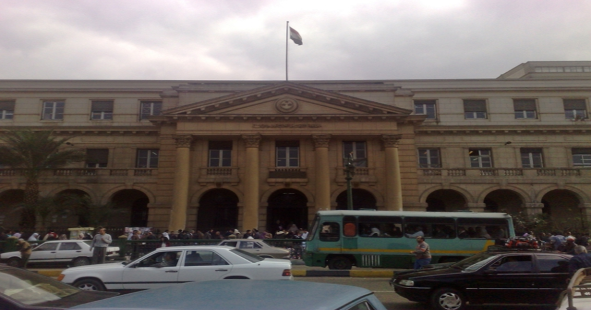 منزل سكني يرمز لملف تسجيل شقة في عقار غير مسجل في مصر مع إبراز فكرة تثبيت الملكية قانونيًا وخطوات التسجيل بدون أخطاء.