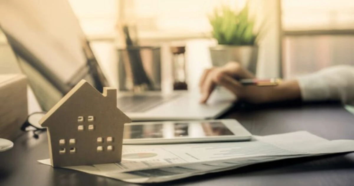 شخص يستخدم كمبيوتر للبحث عن رسوم تسجيل شقة بالشهر العقاري في مصر ومعرفة خطوات التسجيل والمستندات المطلوبة قبل تقديم الطلب.