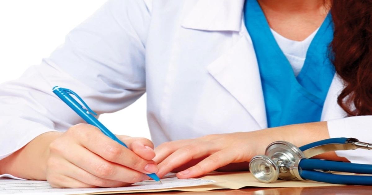 دكتورة تراجع تقريرًا طبيًا قبل تصديق التقارير الطبية من وزارة الخارجية والتأكد من الأختام والبيانات المطلوبة.