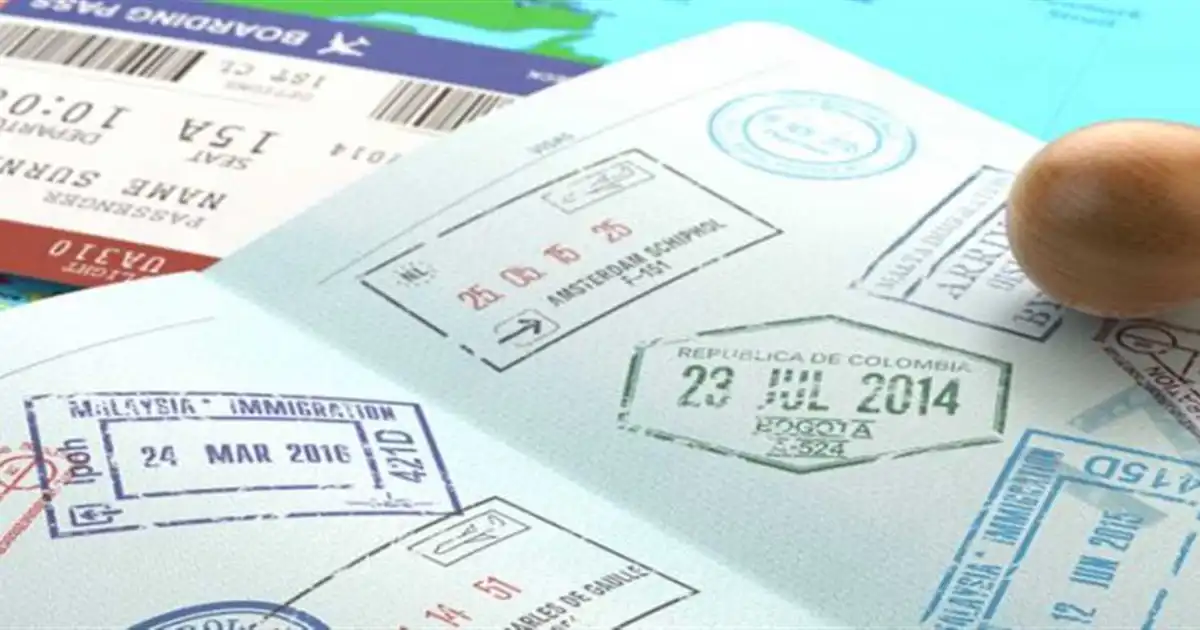 جواز سفر بجوار شهادة ميلاد جاهزة بعد توثيق شهادة الميلاد من الخارجية المصرية لاستكمال إجراءات السفر والتقديم للسفارات في مصر.