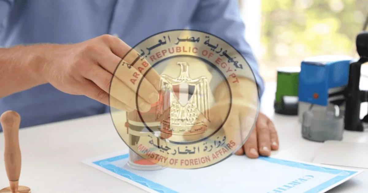 حجز موعد تصديق وزارة الخارجية المصرية موظف بمكتب التصديقات يراجع أوراق توثيق الخارجية المصرية ويطابق البيانات قبل وضع ختم وزارة الخارجية لضمان قبول المستند داخل وخارج مصر.