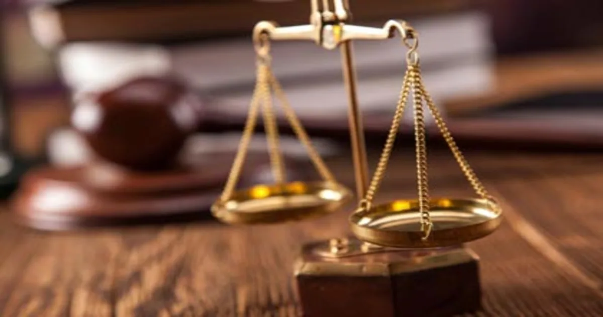 شروط الزواج العرفي الحلال ميزان عدالة يرمز لحماية الحقوق والإجراءات القانونية في الزواج العرفي عند محامي للمطلقة في مصر وإثبات العلاقة عند النزاع دون أخطاء.