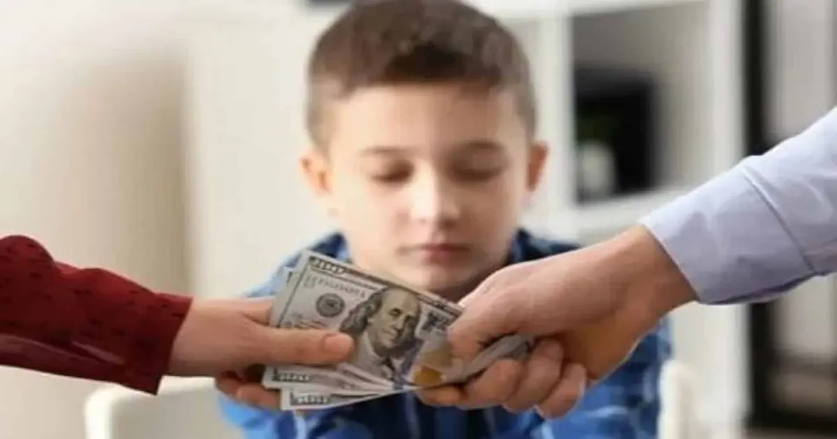 أم ترفع دعوى نفقة صغار في محكمة الأسرة بمستندات الطفل وتحريات دخل الأب لمعرفة المدة المتوقعة للحكم