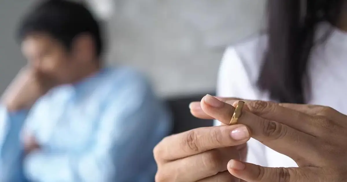 زوجة تراجع أوراق دعوى نفقة زوجية مع مستندات الزواج ومطالب النفقة في محكمة الأسرة المصرية