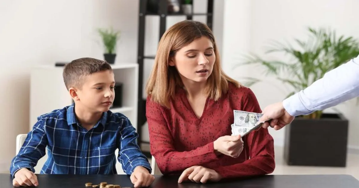 زوجة تراجع أوراق دعوى نفقة بدون طلاق لتأمين حقوقها وحقوق الأطفال أثناء قيام الزوجية في مصر