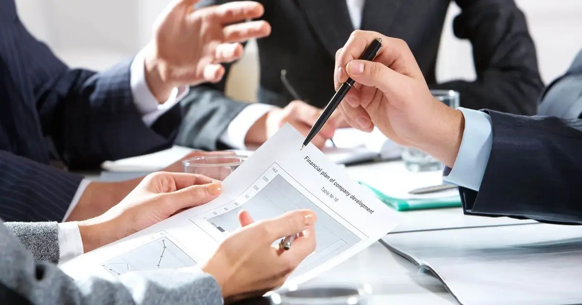 خطوات تأسيس شركة في مصر عبر مكتب تأسيس شركات مع شرح المزايا والمخاطر العملية وأسباب تعطيل الملفات الشائعة