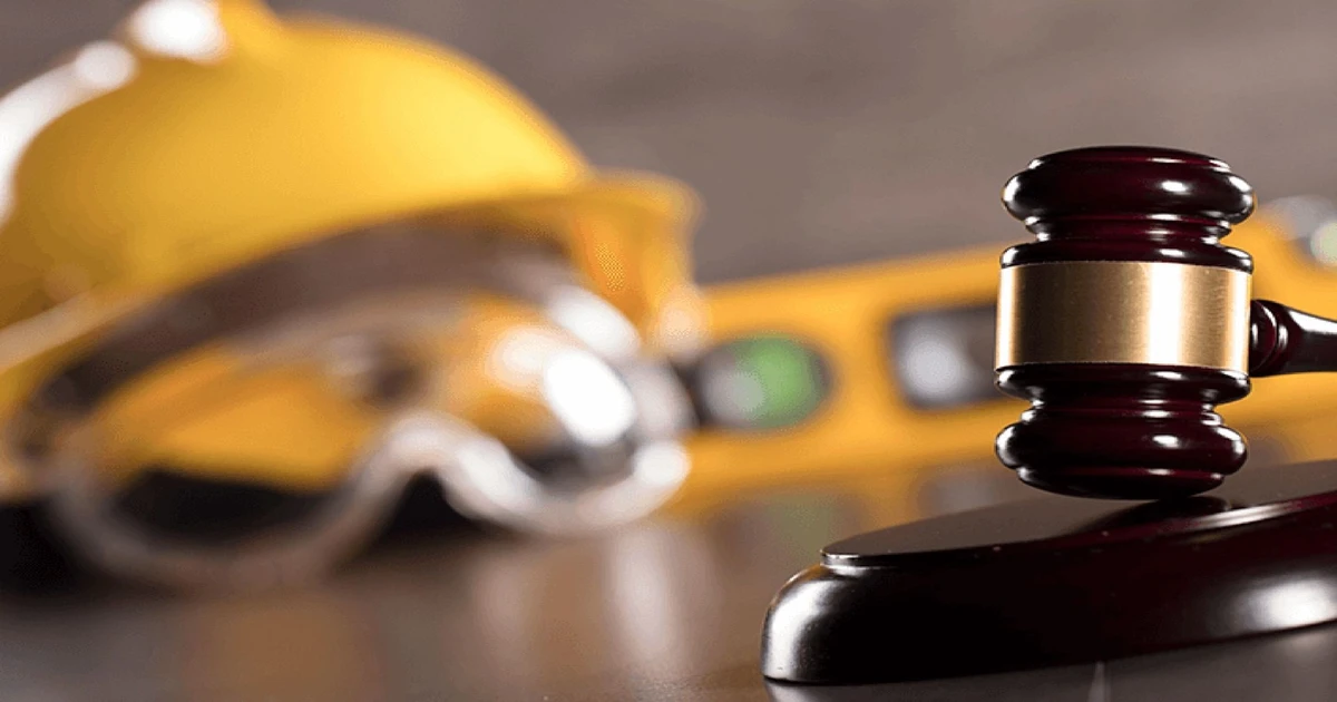 قانون العمل المصري pdf 2025 صورة لميزان العدالة وشاكوش القضاء فوق أوراق قانونية ترمز إلى تنظيم علاقات العمل وحقوق العامل وصاحب العمل في مصر