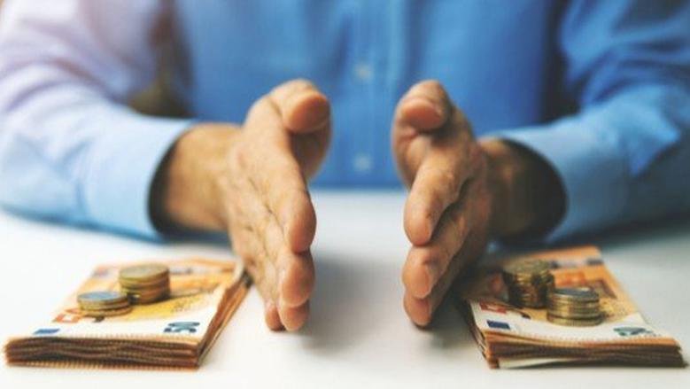 كيفية حساب ميراث الزوجة والابناء يدين تمسكان عملات ورقية تعبر عن إجراءات إثبات الورثة وإعلام الوراثة وحصر التركة لحساب نصيب الزوجة في الميراث في مصر بين الربع والثمن.