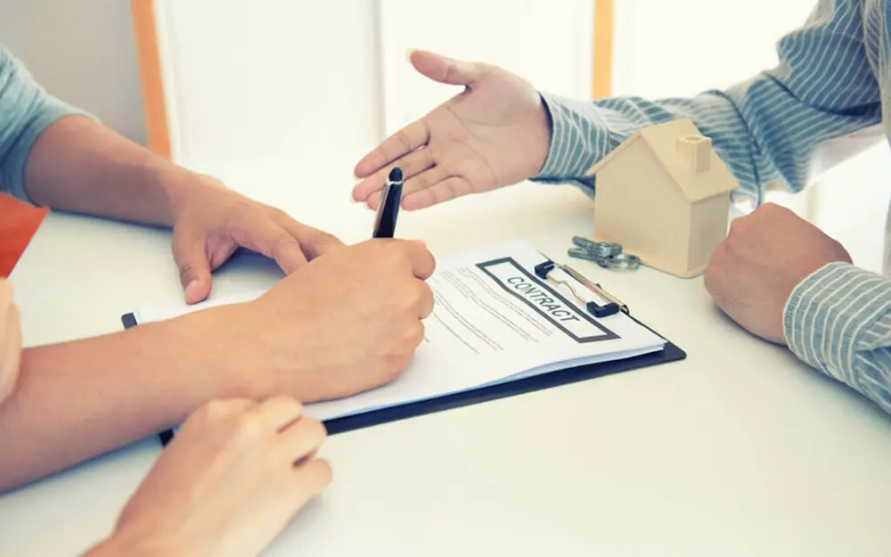 نموذج عقد إيجار شقة مكتوب 2025 عقد وشخصين مناسب لمقال نموذج عقد ايجار pdf في مصر ويظهر مؤجر ومستأجر يراجعان بنود عقد الإيجار قبل التوقيع مع التركيز على تحديد الأجرة والمدة وإثبات التاريخ