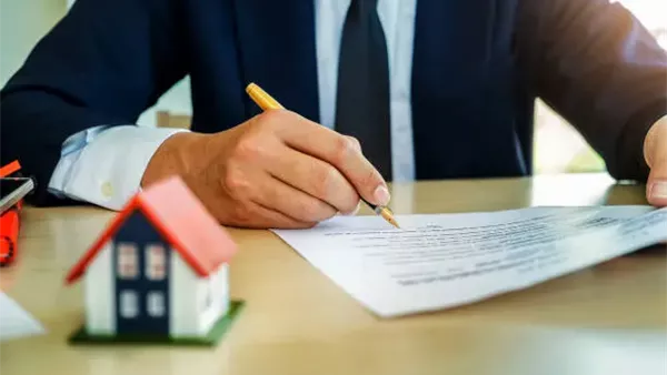 نموذج عقد ايجار جاهز للطباعة شخص يحمل عقد إيجار شقة مكتوب داخل نموذج عقد ايجار شقة PDF في مصر يوضح بيانات الطرفين ووصف الشقة ومدة الإيجار وقيمة الأجرة