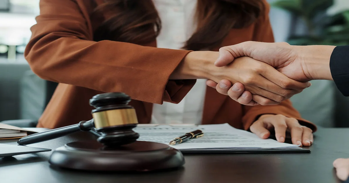 يد تراجع بند الثمن في عقد بيع عقار مع إيصالات سداد وختم محكمة لتوضيح شروط الثمن في عقد البيع وأخطاء الصورية والجهالة وكيف تتجنبها