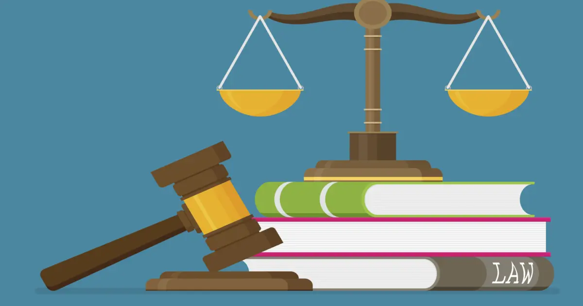 محام يراجع حيثيات حكم نهائي لإعداد أسباب الطعن بالنقض وفق القانون المصري ومعايير اختيار أفضل محامي نقض في مصر