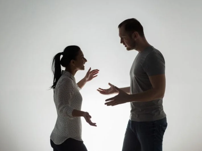 جلسات الاعتراض على إنذار الطاعة زوج وزوجة في نزاع أسري داخل مصر يوضح مشكلة انذار الطاعه وحق الاعتراض عليه أمام محكمة الأسرة وأثره على النفقة.