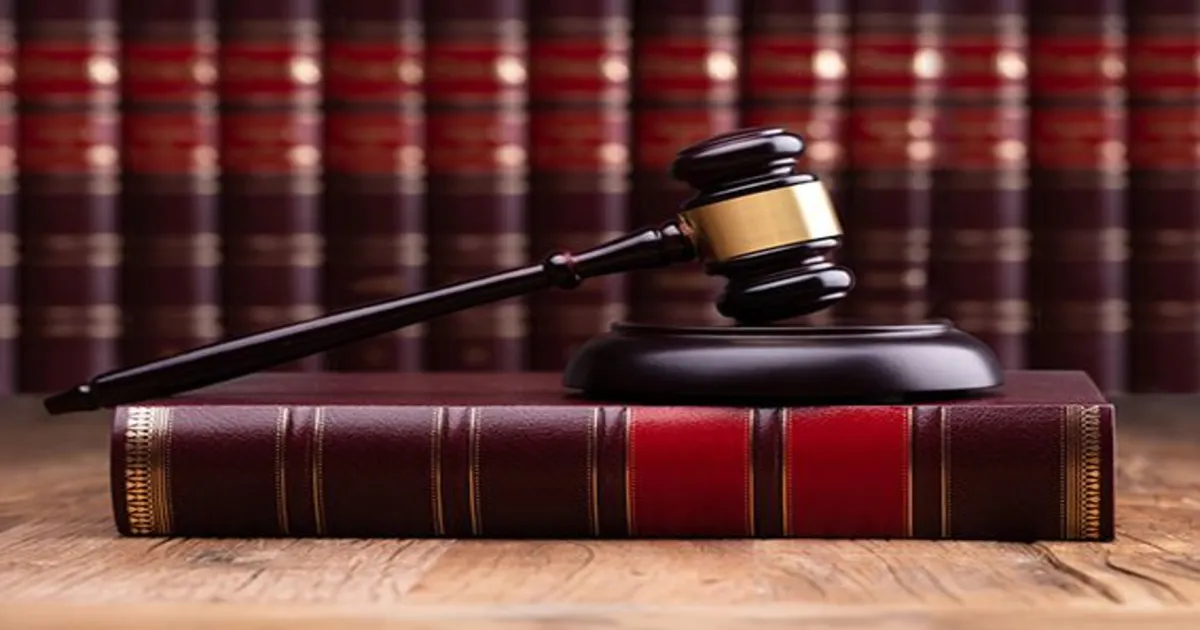 القاضي في قاعة المحكمة كرمز للفصل في دعاوى لا تسقط بالتقادم في القانون المصري وإجراءات التقاضي.