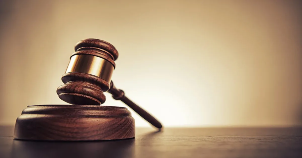 رمز العدالة مع أوراق تسجيل العلامة التجارية يوضح أسباب رفض التسجيل وكيفية تجهيز المستندات لتقليل الاستيفاءات