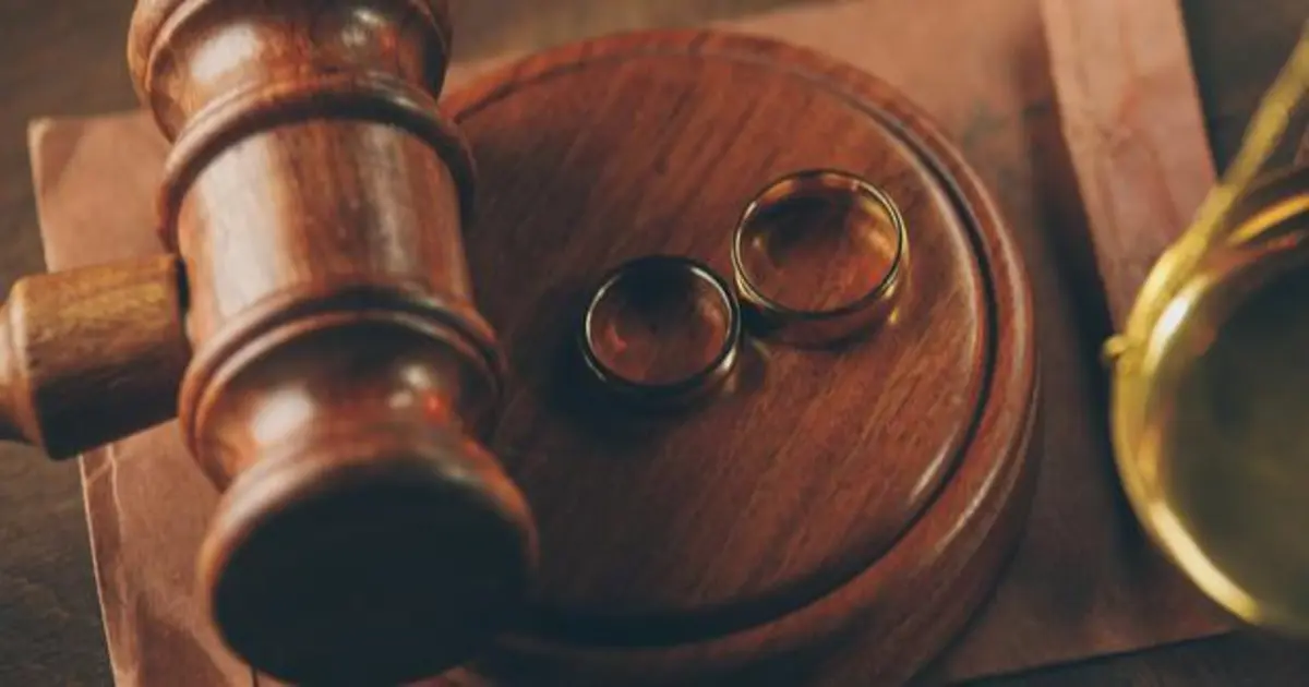 زوجان أمام جهة قضائية مع ملف قضايا ونفقة للدلالة على اسباب رفض دعوى النشوز وعلاقتها بالنفقة الزوجية واعتراض الزوجة على الإنذار