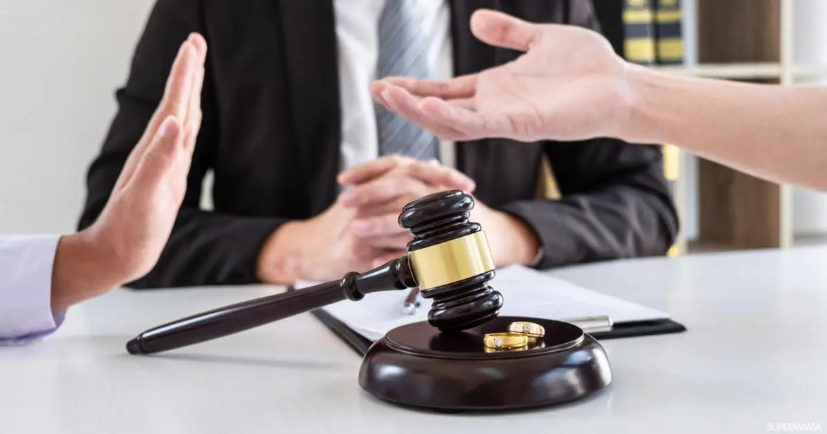 نفقة المتعة في الطلاق الغيابي القاضي داخل قاعة المحكمة يوضح حسم النزاع في دعوى نفقة العدة بعد الطلاق في مصر مع الإشارة لأهمية صيغة لدعوى نفقة عدة صحيحة أمام محكمة الأسرة.