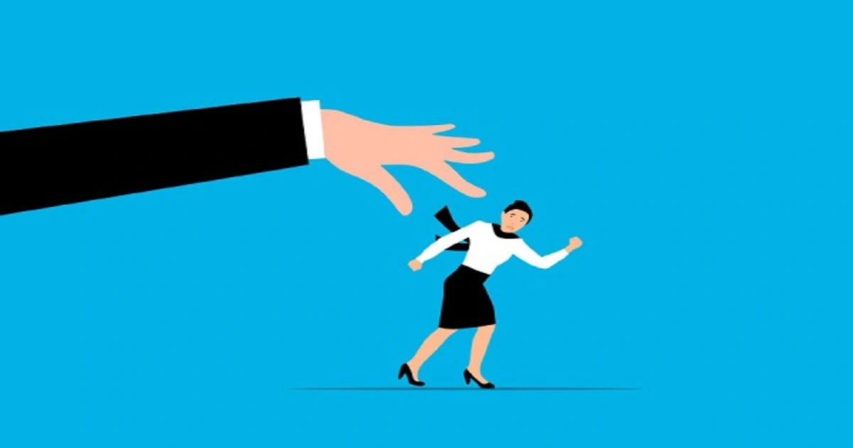 فتاة تقف في مكان عام مع خلفية غير واضحة ترمز لقضايا التحرش في مصر وتركز على أهمية الدفوع في قضايا التحرش وضوابط الإثبات أمام المحكمة