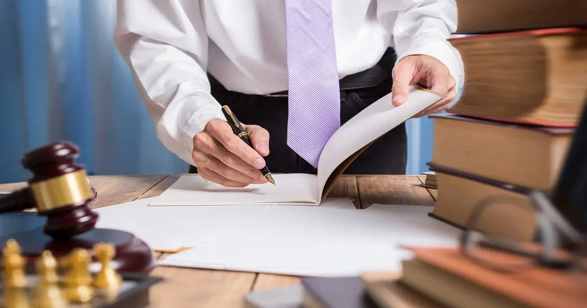 أشهر محامي جنايات في القاهرة، شخص يكتب ملاحظات قانونية أثناء مراجعة ملف جنائي لاختيار أقوى محامي جنايات في مصر وتجهيز دفوع الدفاع وخطة التعامل مع التحقيقات والجلسات.