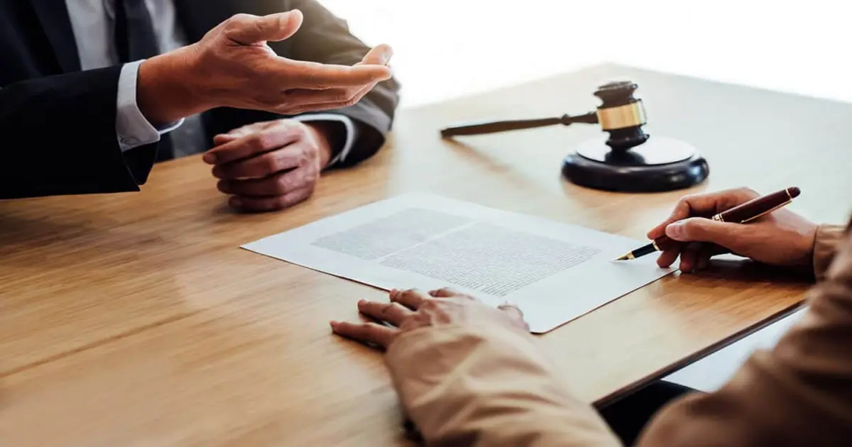 محكمة وختم رسمي يوضح موضوع أشطر محامي في قضايا استعمال النفوذ في مصر مع دلالة على التحقيق والقرائن والأدلة.