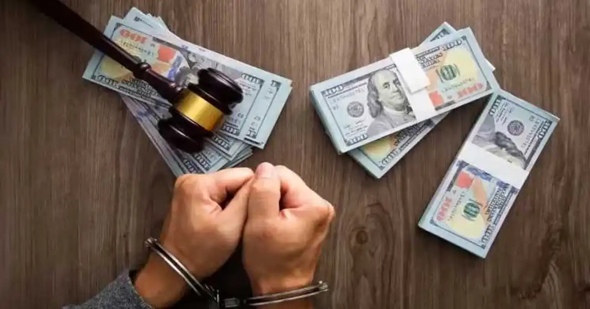 متهم أمام محكمة في مصر مع دولارات وأوراق تحويلات بنكية وختم رسمي يوضح التعامل القانوني في قضايا غسل الأموال.