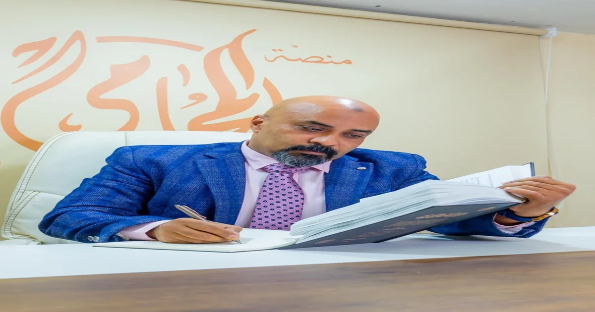 محامٍ مصري داخل مكتبه يراجع مستندات وتحريات قضايا المال العام ويقدم دفاعًا قانونيًا منضبطًا وفق إجراءات التحقيق في مصر مع خبرة أفضل محامي في قضايا الأموال العامة في مصر.