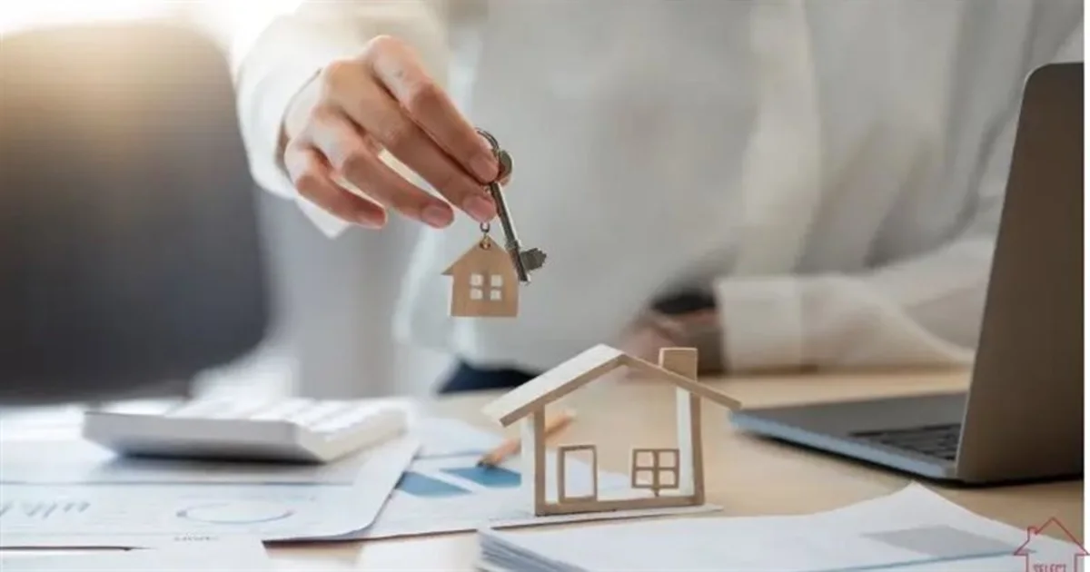 مفتاح شقة يرمز لتسجيل شقة بالشهر العقاري إلكترونيًا في مصر مع توضيح خطوات التسجيل والمستندات المطلوبة لتثبيت الملكية دون أخطاء.