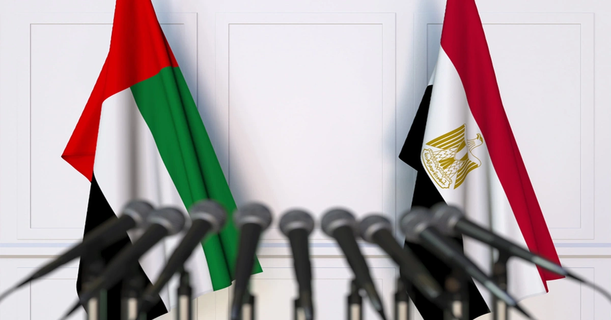 توثيق شهادة التخرج من سفارة الإمارات في مصر علم دولة الإمارات العربية المتحدة بجوار مستندات رسمية مختومة توضح خطوات توثيق الشهادات من سفارة الامارات بالقاهرة للاستخدام داخل الإمارات.