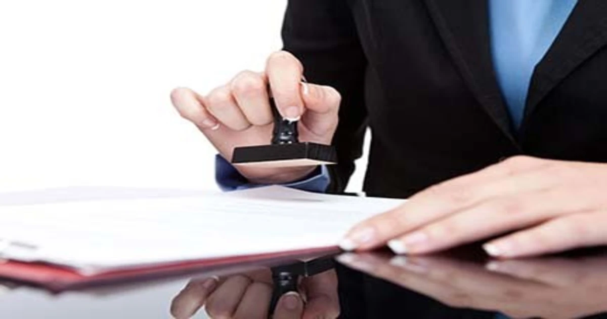 كم يستغرق توثيق شهادة التخرج من الخارجية موظف بمكتب التصديقات يضع ختم وزارة الخارجية على مستند توثيق شهادة التخرج من الخارجية المصرية لإظهار إجراء التصديق الرسمي وتجنب رفض المعاملة.