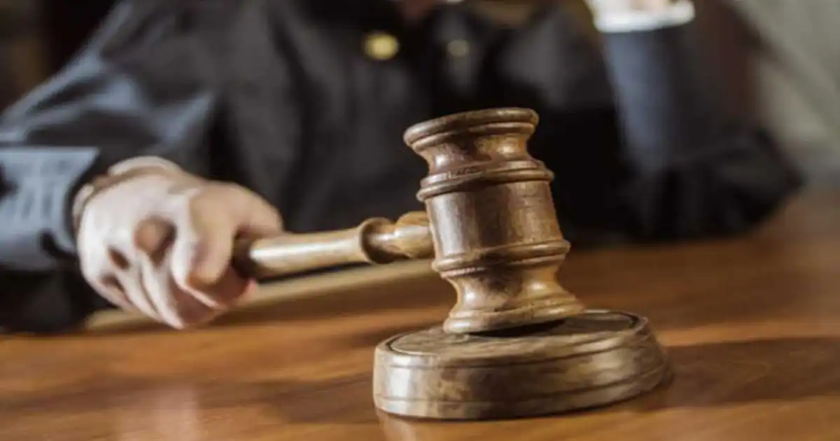 القاضي يرمز للحسم القضائي في قضايا استغلال النفوذ في مصر مع توضيح متى تُعد جريمة وكيف تتحرك قانونيًا بأمان والإجراءات الصحيحة أمام جهات التحقيق والمحاكم.