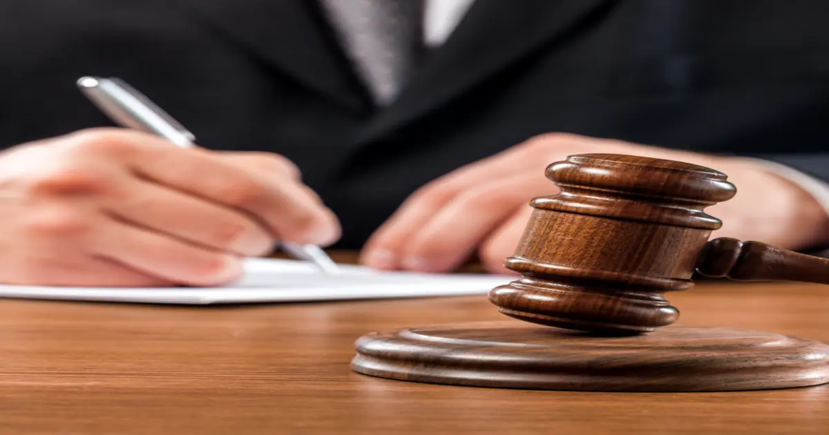 محامي قضايا عمالية موظف يكتب مذكرة دفاع عن نفسه في تحقيق إداري استعدادًا للطعن على قرار جزاء بمساعدة أفضل محامي قضايا الموظف العام في مصر.