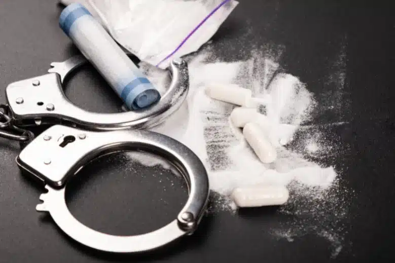 محامي قضايا مخدرات دليل قانوني لاختيار اكبر محامي مخدرات في مصر مع شرح إجراءات قضايا المخدرات في مصر منذ الضبط والتحقيق حتى المحكمة ومتى تصبح الاستعانة بمحام ضرورة.