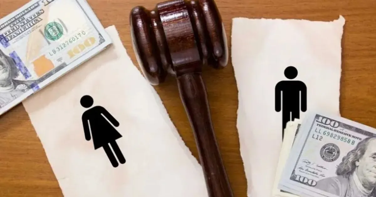 سيدة تراجع أوراق دعوى نفقة قبل الطلاق مع توضيح خطوات رفع قضية النفقة قبل الطلاق في مصر