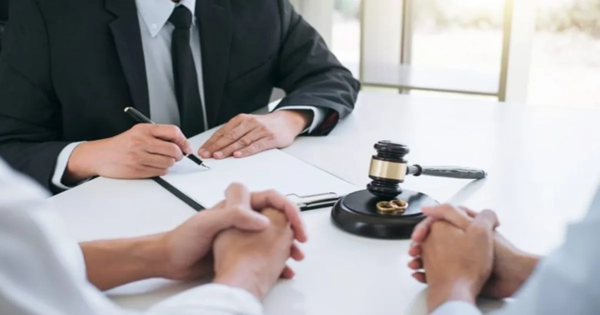 زوجة تجهز مستندات كيفية رفع قضية طلاق للضرر وتراجع أدلة الضرر قبل تقديم الدعوى في محكمة الأسرة بمصر 