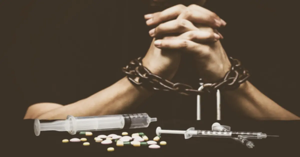 دليل قانوني لاختيار أفضل محامي مخدرات في مصر مع توضيح الفرق بين التعاطي والاتجار والجلب وأهم الدفوع الإجرائية ومتى تصبح الاستعانة بمحام ضرورة