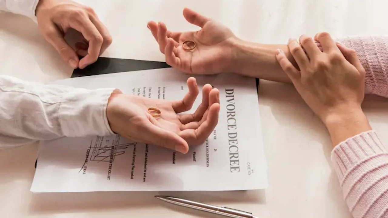 هل يجوز طلب الطلاق بسبب كثرة المشاكل إجراءات الطلاق للضرر النفسي وكيف تقبله المحكمة مع أهم طرق الإثبات مثل الشهود والقرائن والمراسلات دون تناقض