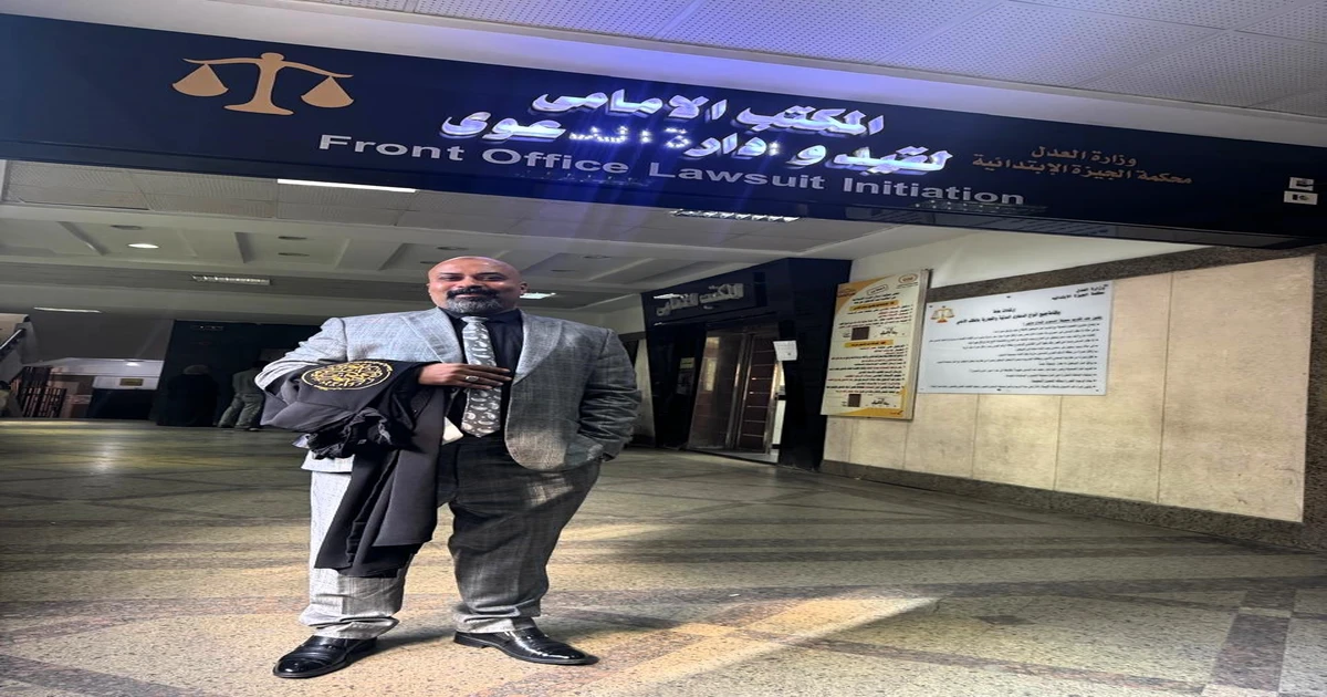 محامي إيجارات في مصر داخل مكتب قانوني يفحص عقد الإيجار والإنذارات ويجهز ملف دعوى إخلاء أو فسخ وفق الإجراءات الصحيحة